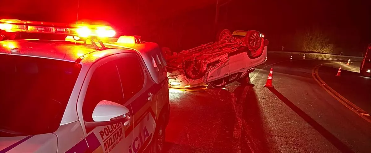 Carro roubado em Carandaí é recuperado pela Polícia Militar na BR-040 em Santos Dumont